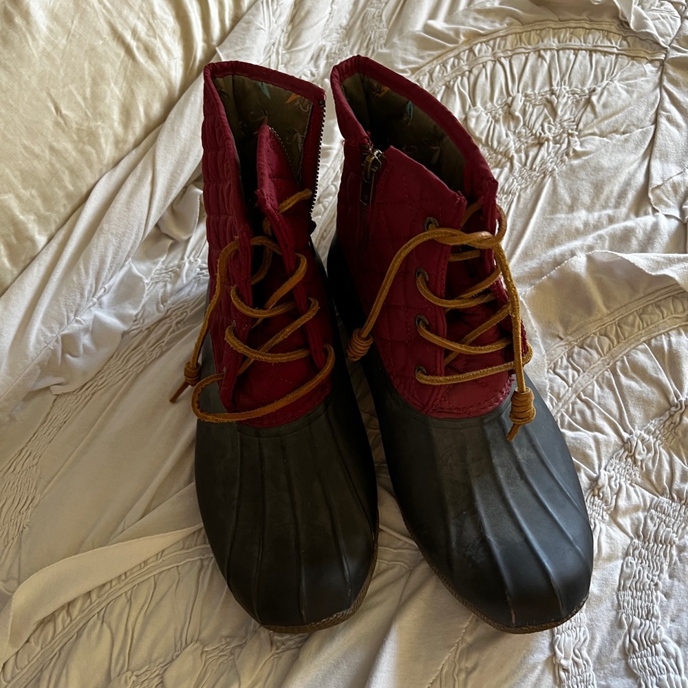 Speedy duck boots